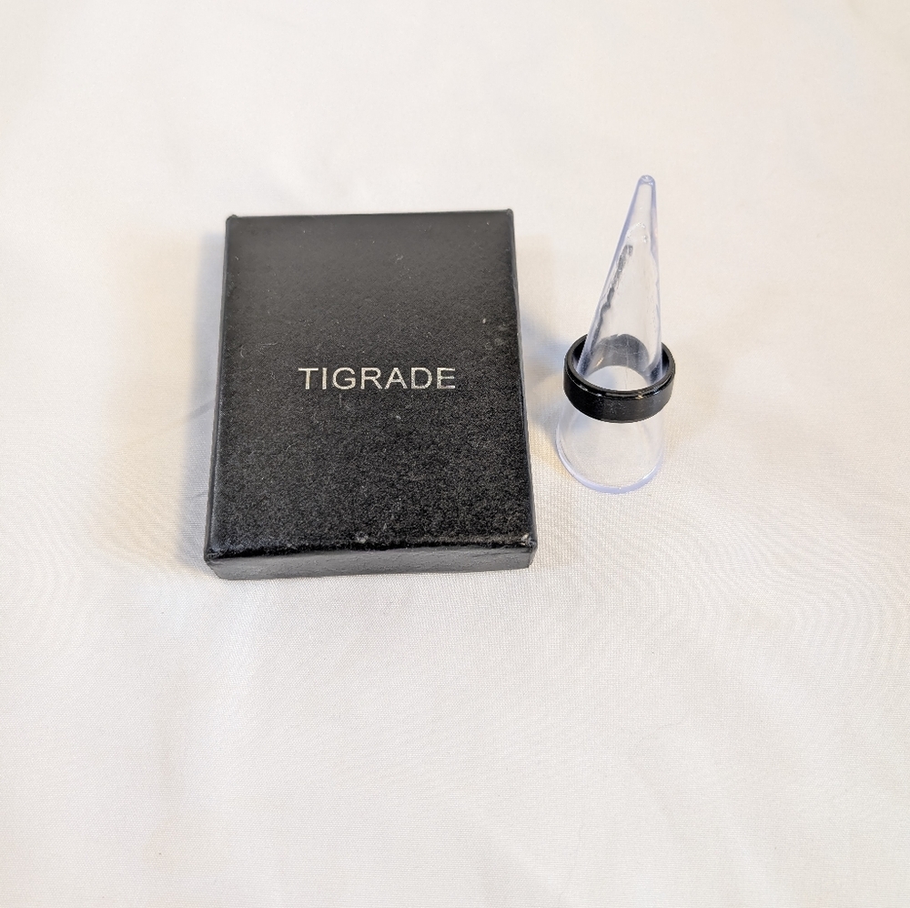 Tigrade Titanium Ring 8mm  Black Size 8 NWT